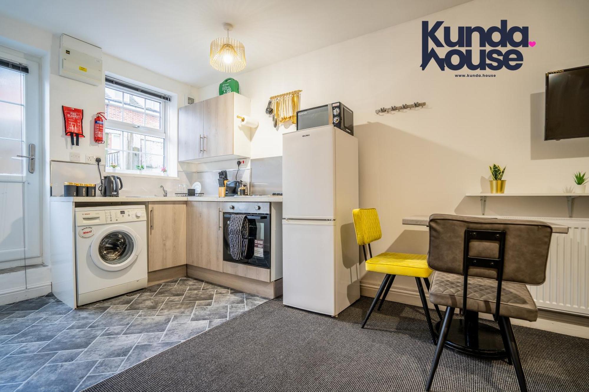 Апартаменты Kunda House In Tyseley Бирмингем Экстерьер фото
